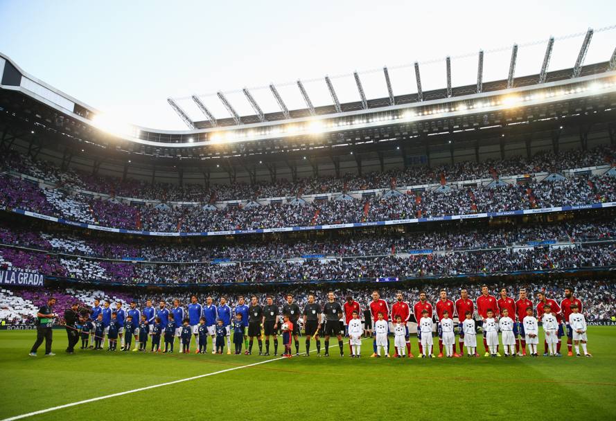 Lo spettacolo del Bernabeu di Madrid prima di Real-Atletico, ritorno dei quarti di Champions e ottavo derby stagionale. Getty